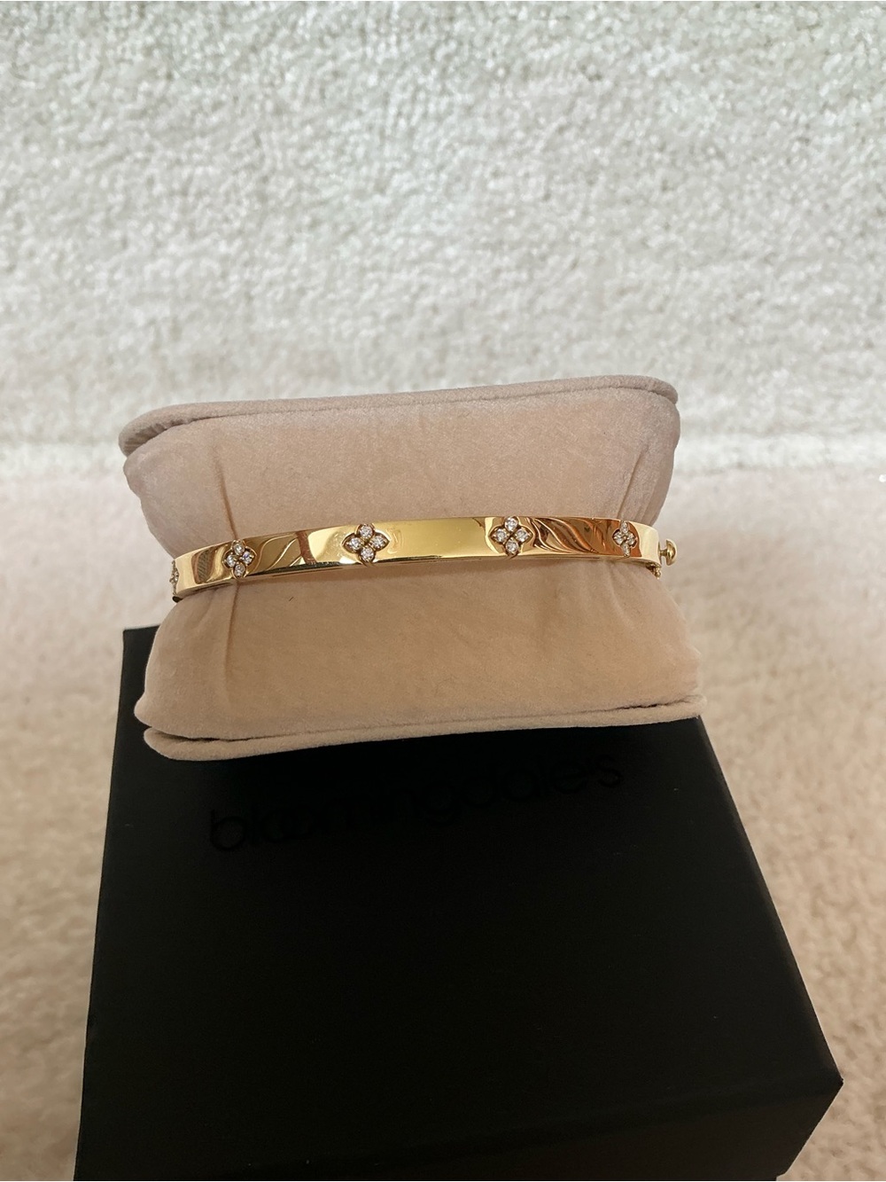 STUNNING ROBERTO COIN 18K GOLD LOVE IN VERONA DIAMOND FLORAL BANGLE BRACELET - Picture 4 of 16